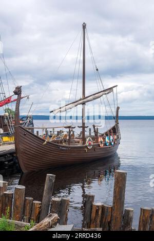 Petrosawodsk, Russland - Juli 30б 2023: Moderne Nachbildungen alter Segelschiffe liegen am Pier nahe dem Ufer des Onegasees Stockfoto