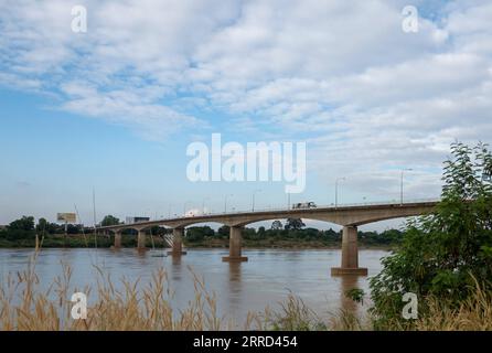 211201 -- NONG KHAI, 1. Dezember 2021 -- Foto aufgenommen in der Provinz Nong Khai, Thailand, am 15. November 2021 zeigt einen LKW, der von Laos nach Thailand durch die 1. Thai-Lao Freundschaftsbrücke fährt. ZU DIESEM Feature: Thai Border Region erwartet China-Laos Eisenbahn Boom THAILAND-NONG KHAI-CHINA-LAOS-EISENBAHN-ZUSAMMENARBEIT LinxHao PUBLICATIONxNOTxINxCHN Stockfoto