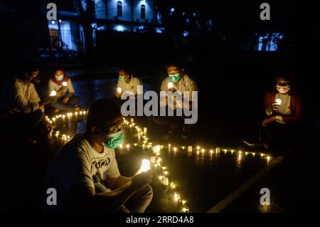 211201 -- JAKARTA, 1. Dezember 2021 -- Kerzenhalter nehmen an einer HIV/Aids-Sensibilisierungskampagne anlässlich des Welt-Aids-Tages in Jakarta, Indonesien, 1. Dezember 2021 Teil. INDONESIEN-JAKARTA-WELT-AIDS-TAG AGUNGXKUNCAHYAXB. PUBLICATIONxNOTxINxCHN Stockfoto