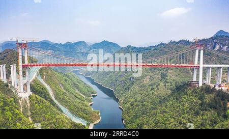 210327 -- GUIDING, 27. März 2021 -- Luftaufnahme aufgenommen am 27. März 2021 zeigt die Baustelle der Yangbaoshan Grand Bridge im Guiding County in der südwestlichen chinesischen Provinz Guizhou. Mit einer Hauptspannweite von 650 Metern erstreckt sich die große Brücke, die Teil des Guiyang-Huangping Highway ist, über 1.112 Meter. CHINA-GUIZHOU-YANGBAOSHAN BRÜCKENBAU CN TAOXLIANG PUBLICATIONXNOTXINXCHN Stockfoto