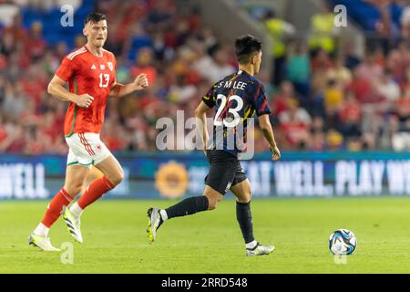 Cardiff City Stadium, Cardiff, Großbritannien. September 2023. Fußballspiel gegen Südkorea; Koreaner Soonmin Lee( 23) unter dem Druck des walisischen Mittelfeldspielers Kieffer Moore (13). Credit: Action Plus Sports/Alamy Live News Stockfoto