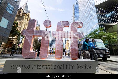 Toronto, Kanada. September 2023. Die Leute laufen am 7. September 2023 in Toronto, Kanada, an einem Schild des Toronto International Film Festival (TIFF) vorbei. Die TIFF hat hier am Donnerstag begonnen. Quelle: Zou Zheng/Xinhua/Alamy Live News Stockfoto