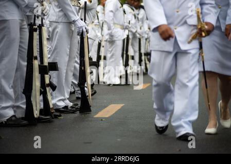 Salvador, Bahia, Brasilien - 7. September 2023: Marinesoldaten werden mit Gewehren während der brasilianischen Unabhängigkeitsparade in Salvador, B, gesehen Stockfoto