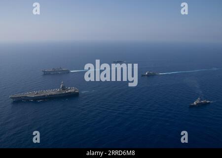 Mittelmeer. August 2023. Der weltweit größte Flugzeugträger USS Gerald R. Ford (CVN 78), das Amphibienangriffsschiff TCG Anadolu (L400), die Fregatte TCG Goksu (F497) der türkischen Marine, die Fregatte TCG Gediz (F495), und der Ticonderoga-Klasse-Raketen-Kreuzer USS Normandie (CG 60) Dampf in Formation im Mittelmeer, 21. August 2023. Gerald R. Ford ist der neueste und fortschrittlichste Flugzeugträger der US Navy und stellt einen Generationensprung in der Fähigkeit der US Navy dar, Macht auf globaler Ebene zu projizieren. Die Gerald R. Ford Carrier Strike Group ist an Stockfoto