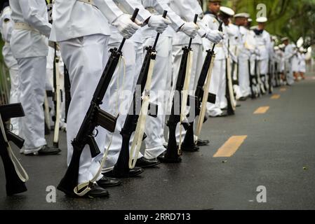 Salvador, Bahia, Brasilien - 7. September 2023: Marinesoldaten werden mit Gewehren während der brasilianischen Unabhängigkeitsparade in Salvador, B, gesehen Stockfoto