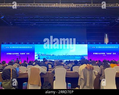211208 -- PEKING, 8. Dez. 2021 -- Foto aufgenommen mit dem Handy am 6. Dez. 2021 zeigt die Teilnehmer des 24. Beijing-Hong Kong Economic Cooperation Symposium in Peking, der Hauptstadt Chinas. Kooperations- und Investitionsprojekte im Wert von rund 8,8 Milliarden US-Dollar wurden auf dem 24. Symposium für wirtschaftliche Zusammenarbeit zwischen Peking und Hongkong unterzeichnet, das am Dienstag in Peking geschlossen wurde. CHINA-PEKING-HONGKONG-WIRTSCHAFTSKOOPERATION-SYMPOSIUM CN LUOXXIN PUBLICATIONXNOTXINXCHN Stockfoto
