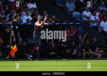 LONDON, Großbritannien - 3. September 2023: Paddy McCarthy, Assistant Manager von Crystal Palace, ruft Anweisungen an sein Team aus dem technischen Bereich während des Premier Stockfoto