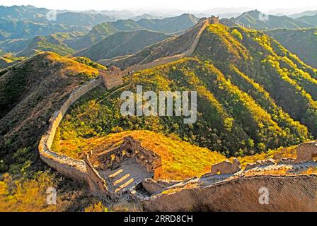 Großartiger Blick auf die Mauer vom Generalturm am Jinshanling Pass, nordöstlich von Peking, in der Provinz Hebei Stockfoto