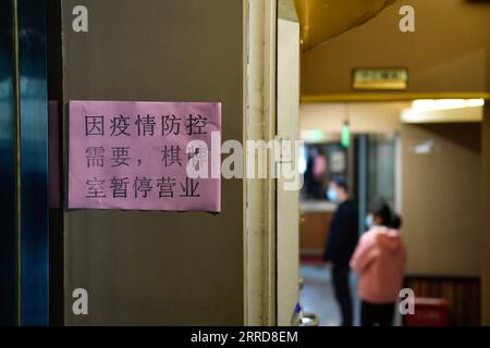 211210 -- HANGZHOU, 10. Dezember 2021 -- Foto vom 10. Dezember 2021 zeigt einen geschlossenen Schachraum in Hangzhou, der ostchinesischen Provinz Zhejiang. Acht Stadtviertel von Hangzhou haben öffentliche Plätze, darunter Bibliotheken, Museen, Theater und Internetcafés, gebeten, die Besucherzahl auf nicht mehr als die Hälfte ihrer Gesamtkapazität zu beschränken. CHINA-ZHEJIANG-COVID-19-NUKLEINSÄURETEST CN HUANGXZONGZHI PUBLICATIONXNOTXINXCHN Stockfoto