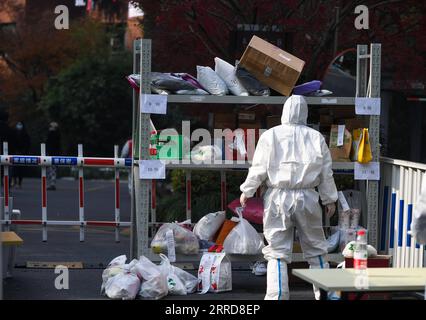 211210 -- HANGZHOU, 10. Dezember 2021 -- Ein Freiwilliger arbeitet in einer geschlossenen Gemeinde in Hangzhou, Ostchinesische Provinz Zhejiang, 10. Dezember 2021. Acht Stadtviertel von Hangzhou haben öffentliche Plätze, darunter Bibliotheken, Museen, Theater und Internetcafés, gebeten, die Besucherzahl auf nicht mehr als die Hälfte ihrer Gesamtkapazität zu beschränken. CHINA-ZHEJIANG-COVID-19-NUKLEINSÄURETEST CN XUXYU PUBLICATIONXNOTXINXCHN Stockfoto