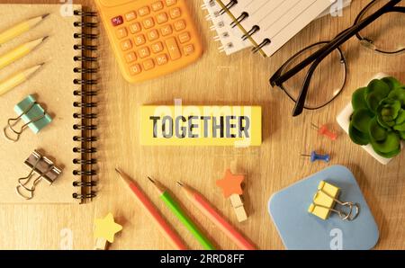 Arbeiten wir zusammen, Texttaste auf der Tastatur, Konzepthintergrund. Stockfoto
