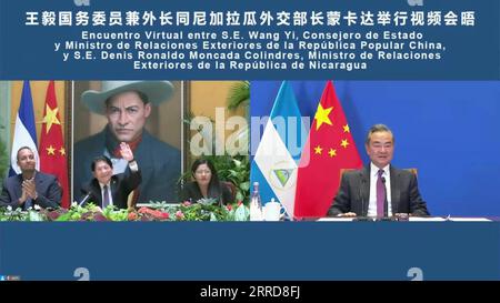 211210 -- HANGZHOU, 10. Dezember 2021 -- der chinesische Staatsrat und Außenminister Wang Yi trifft sich mit dem nicaraguanischen Außenminister Denis Moncada per Video-Link in Anji, Ostchinesische Provinz Zhejiang, 10. Dezember 2021. CHINA-ZHEJIANG-WANG YI-NICARAGUA-TAGUNG CN XINHUA PUBLICATIONXNOTXINXCHN Stockfoto