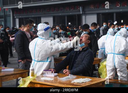 211210 -- HANGZHOU, 10. Dezember 2021 -- medizinische Arbeiter nehmen Abstrichproben auf einem Markt in Hangzhou, ostchinesische Provinz Zhejiang, 10. Dezember 2021. Acht Stadtviertel von Hangzhou haben öffentliche Plätze, darunter Bibliotheken, Museen, Theater und Internetcafés, gebeten, die Besucherzahl auf nicht mehr als die Hälfte ihrer Gesamtkapazität zu beschränken. CHINA-ZHEJIANG-COVID-19-NUKLEINSÄURETEST CN XUXYU PUBLICATIONXNOTXINXCHN Stockfoto