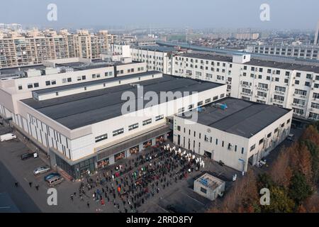 211210 -- HANGZHOU, 10. Dezember 2021 -- Luftaufnahme am 10. Dezember 2021 zeigt medizinische Mitarbeiter, die auf einem Markt in Hangzhou, der ostchinesischen Provinz Zhejiang, Abstrichproben entnehmen. Acht Stadtviertel von Hangzhou haben öffentliche Plätze, darunter Bibliotheken, Museen, Theater und Internetcafés, gebeten, die Besucherzahl auf nicht mehr als die Hälfte ihrer Gesamtkapazität zu beschränken. CHINA-ZHEJIANG-COVID-19-NUKLEINSÄURETEST CN XUXYU PUBLICATIONXNOTXINXCHN Stockfoto