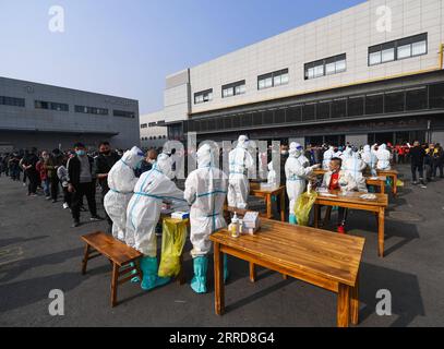 211210 -- HANGZHOU, 10. Dezember 2021 -- medizinische Arbeiter nehmen Abstrichproben auf einem Markt in Hangzhou, ostchinesische Provinz Zhejiang, 10. Dezember 2021. Acht Stadtviertel von Hangzhou haben öffentliche Plätze, darunter Bibliotheken, Museen, Theater und Internetcafés, gebeten, die Besucherzahl auf nicht mehr als die Hälfte ihrer Gesamtkapazität zu beschränken. CHINA-ZHEJIANG-COVID-19-NUKLEINSÄURETEST CN XUXYU PUBLICATIONXNOTXINXCHN Stockfoto