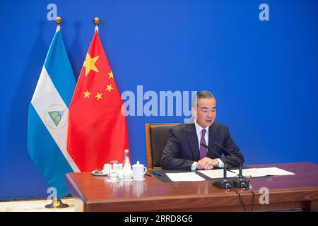 211210 -- HANGZHOU, 10. Dezember 2021 -- der chinesische Staatsrat und Außenminister Wang Yi trifft sich mit dem nicaraguanischen Außenminister Denis Moncada per Video-Link in Anji, Ostchinesische Provinz Zhejiang, 10. Dezember 2021. CHINA-ZHEJIANG-WANG YI-NICARAGUA-TREFFEN CN JIANGXHAN PUBLICATIONXNOTXINXCHN Stockfoto