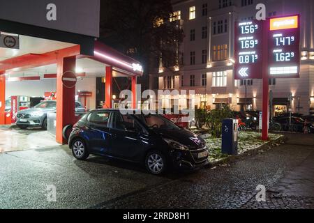 211210 -- BERLIN, 10. Dezember 2021 -- Ein Fahrzeugpark in der Nähe einer Tankstelle in Berlin, Hauptstadt Deutschlands, am 10. Dezember 2021. Die Inflation in Deutschland stieg weiter an und stieg von 4,5 Prozent im Oktober auf 5,2 Prozent im November, die höchste Rate seit Juni 1992, sagte das Statistische Bundesamt Destatis am Freitag. Foto von /Xinhua GERMANY-BERLIN-INFLATION-RISE StefanxZeitz PUBLICATIONxNOTxINxCHN Stockfoto