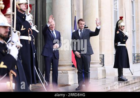 211210 -- PARIS, 10. Dezember 2021 -- der französische Präsident Emmanuel Macron begrüßt den neuen deutschen Bundeskanzler Olaf Scholz im Elysee-Palast in Paris, Frankreich, 10. Dezember 2021. FRANCE-PARIS-MACRON-SCHOLZ-MEETING GaoxJing PUBLICATIONxNOTxINxCHN Stockfoto