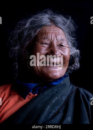 211210 -- LHASA, 10. Dezember 2021 -- Foto aufgenommen am 26. September 2021 zeigt ein Porträt von Tseten in der Stadt Nagqu im Südwesten Chinas autonome Region Tibet. Tseten wurde 1934 geboren und lebte einst als Leibeigene unter grausamer feudaler Leibeigenschaft vor der demokratischen Reform in Tibet im Jahr 1959. Meine Eltern hatten sieben Kinder, und die ganze Familie war Sklave, sagte sie. Zu dieser Zeit bestand ihre Familie Rinder und Schafe für Leichenbesitzer. Sie lebten ohne Haus und litten unter Hunger. Tseten erinnerte sich, dass sie noch nie Schuhe getragen hatte, bevor sie 20 war. Ihre Familie wurde mit einem Pferd, einem Dutzend Yaks und mehr als 5 Yaks ausgestattet Stockfoto