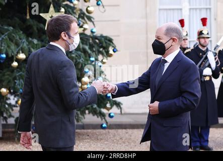 211210 -- PARIS, 10. Dezember 2021 -- der französische Präsident Emmanuel Macron L begrüßt den neuen deutschen Bundeskanzler Olaf Scholz im Elysee-Palast in Paris, Frankreich, 10. Dezember 2021. FRANCE-PARIS-MACRON-SCHOLZ-MEETING GaoxJing PUBLICATIONxNOTxINxCHN Stockfoto