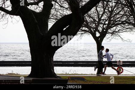 211211 -- TORONTO, 11. Dezember 2021 -- Leute laufen entlang einer Strecke während eines ungewöhnlich warmen Tages für Dezember in Toronto, Kanada, am 11. Dezember 2021. Die Temperaturen in Toronto erreichten am Samstag 18 Grad Celsius. Foto von /Xinhua CANADA-TORONTO-WARMES WETTER ZouxZheng PUBLICATIONxNOTxINxCHN Stockfoto