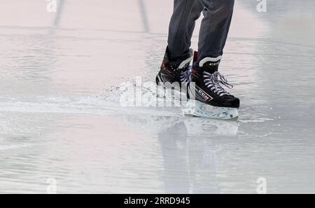 211211 -- TORONTO, 11. Dez. 2021 -- Ein Mann rollt am 11. Dez. 2021 an einem ungewöhnlich warmen Dezember-Tag in Toronto, Kanada, auf einer Eislaufbahn im Freien. Die Temperaturen in Toronto erreichten am Samstag 18 Grad Celsius. Foto von /Xinhua CANADA-TORONTO-WARMES WETTER ZouxZheng PUBLICATIONxNOTxINxCHN Stockfoto