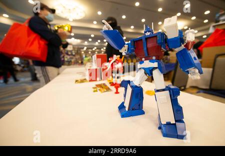 211212 -- MISSISSAUGA, 12. Dezember 2021 -- Leute besuchen die TFcon Toronto Veranstaltung in Mississauga, Kanada, 11. Dezember 2021. Als eine der größten Fan-Run Transformers Conventions der Welt findet die TFcon Toronto Veranstaltung von Freitag bis Sonntag in Mississauga statt. Foto: /Xinhua CANADA-MISSISSAUGA-TRANSFORMERS CONVENTION ZouxZheng PUBLICATIONxNOTxINxCHN Stockfoto