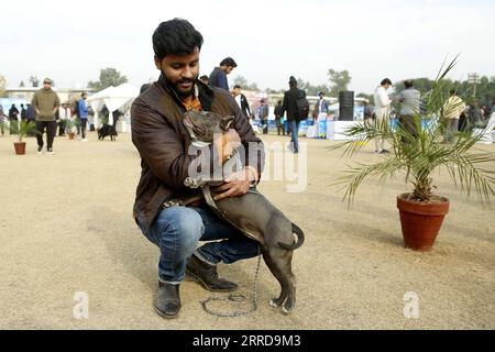 211212 -- RAWALPINDI, 12. Dezember 2021 -- Ein Mann posiert für ein Foto mit seinem Hund während der All Breed Dog Show in Rawalpindi in der pakistanischen Provinz Punjab am 12. Dezember 2021. PAKISTAN-RAWALPINDI-HUNDESHOW AhmadxKamal PUBLICATIONxNOTxINxCHN Stockfoto