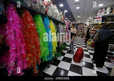 211212 -- BEIRUT, 12. Dez. 2021 -- Weihnachtsdekoration in einem Geschäft in Beirut, Libanon, am 11. Dez. 2021. Die durchschnittlichen Libanesen haben die Inflation im Land gespürt, nachdem seine Währung vor zwei Jahren gegenüber dem US-Dollar abwertete, als das Land in eine Wirtschaftskrise geriet. ZUM Feature: Libanesen fühlen sich von krisenbedingter Inflation eingeklemmt, als Weihnachten sich der LIBANON-BEIRUT-INFLATION nähert BilalxJawich PUBLICATIONxNOTxINxCHN Stockfoto