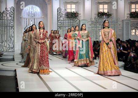 211213 -- LAHORE, 13. Dezember 2021 -- Models präsentieren Kreationen am letzten Tag der Bridal Couture Week in Lahore, Pakistan, 12. Dezember 2021. Foto: /Xinhua PAKISTAN-LAHORE-BRIDAL COUTURE WEEK JamilxAhmed PUBLICATIONxNOTxINxCHN Stockfoto