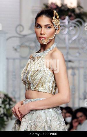 211213 -- LAHORE, 13. Dezember 2021 -- Ein Modell präsentiert eine Kreation am letzten Tag der Bridal Couture Week in Lahore, Pakistan, 12. Dezember 2021. Foto: /Xinhua PAKISTAN-LAHORE-BRIDAL COUTURE WEEK JamilxAhmed PUBLICATIONxNOTxINxCHN Stockfoto