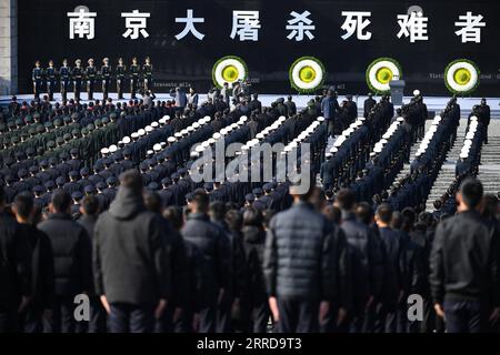 211213 -- NANJING, 13. Dezember 2021 -- China hält seine achte nationale Gedenkfeier für die Opfer des Massakers von Nanjing in der Gedenkhalle der Opfer des Massakers von japanischen Invasoren in Nanjing, der Hauptstadt der ostchinesischen Provinz Jiangsu, am 13. Dezember 2021 ab. CHINA-JIANGSU-NANJING MASSAKER OPFER-NATIONALE GEDENKZEREMONIE CN JIXCHUNPENG PUBLICATIONXNOTXINXCHN Stockfoto