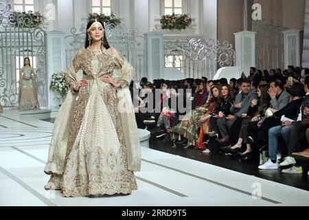 211213 -- LAHORE, 13. Dezember 2021 -- Ein Modell präsentiert eine Kreation am letzten Tag der Bridal Couture Week in Lahore, Pakistan, 12. Dezember 2021. Foto: /Xinhua PAKISTAN-LAHORE-BRIDAL COUTURE WEEK JamilxAhmed PUBLICATIONxNOTxINxCHN Stockfoto