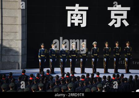 211213 -- NANJING, 13. Dezember 2021 -- China hält seine achte nationale Gedenkfeier für die Opfer des Massakers von Nanjing in der Gedenkhalle der Opfer des Massakers von japanischen Invasoren in Nanjing, der Hauptstadt der ostchinesischen Provinz Jiangsu, am 13. Dezember 2021 ab. CHINA-JIANGSU-NANJING MASSAKER OPFER-NATIONALE GEDENKZEREMONIE CN JIXCHUNPENG PUBLICATIONXNOTXINXCHN Stockfoto