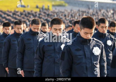 211213 -- NANJING, 13. Dezember 2021 -- China hält seine achte nationale Gedenkfeier für die Opfer des Massakers von Nanjing in der Gedenkhalle der Opfer des Massakers von japanischen Invasoren in Nanjing, der Hauptstadt der ostchinesischen Provinz Jiangsu, am 13. Dezember 2021 ab. CHINA-JIANGSU-NANJING MASSAKER OPFER-NATIONALE GEDENKZEREMONIE CN LIXBO PUBLICATIONXNOTXINXCHN Stockfoto