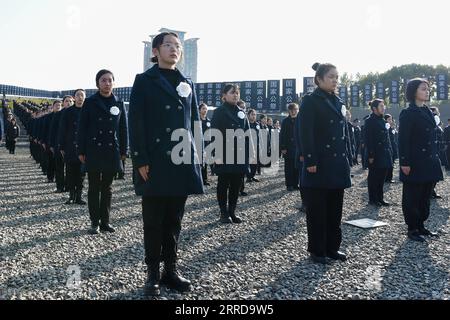 211213 -- NANJING, 13. Dezember 2021 -- China hält seine achte nationale Gedenkfeier für die Opfer des Massakers von Nanjing in der Gedenkhalle der Opfer des Massakers von japanischen Invasoren in Nanjing, der Hauptstadt der ostchinesischen Provinz Jiangsu, am 13. Dezember 2021 ab. CHINA-JIANGSU-NANJING MASSAKER OPFER-NATIONALE GEDENKZEREMONIE CN LIXBO PUBLICATIONXNOTXINXCHN Stockfoto