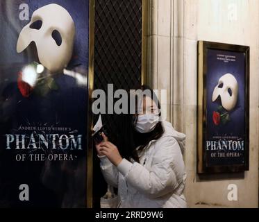 211213 -- LONDON, 13. Dezember 2021 -- Eine Frau mit Maske wartet auf den Eintritt in das Theater Ihrer Majestät, wo das Musical The Phantom of the Opera gezeigt wird, in London, Großbritannien, 12. Dezember 2021. Die COVID-19-Alarmstufe in Großbritannien wurde von Stufe 3 auf Stufe 4 erhöht, da die Zahl der Fälle in Omicron rasch zunahm , sagte der britische Chief Medical Officer in einer gemeinsamen Erklärung am Sonntag. GROSSBRITANNIEN-LONDON-COVID-19-ALARMSTUFE LixYing PUBLICATIONxNOTxINxCHN Stockfoto