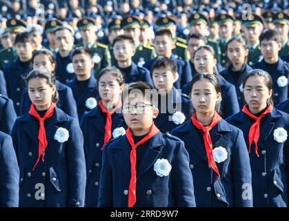 211213 -- NANJING, 13. Dezember 2021 -- China hält seine achte nationale Gedenkfeier für die Opfer des Massakers von Nanjing in der Gedenkhalle der Opfer des Massakers von japanischen Invasoren in Nanjing, der Hauptstadt der ostchinesischen Provinz Jiangsu, am 13. Dezember 2021 ab. CHINA-JIANGSU-NANJING MASSAKER OPFER-NATIONALE GEDENKZEREMONIE CN LIXBO PUBLICATIONXNOTXINXCHN Stockfoto