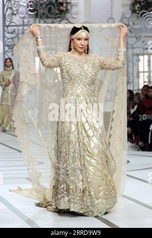 211213 -- LAHORE, 13. Dezember 2021 -- Ein Modell präsentiert eine Kreation am letzten Tag der Bridal Couture Week in Lahore, Pakistan, 12. Dezember 2021. Foto: /Xinhua PAKISTAN-LAHORE-BRIDAL COUTURE WEEK JamilxAhmed PUBLICATIONxNOTxINxCHN Stockfoto