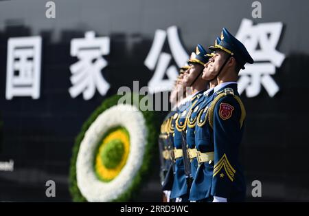 211213 -- NANJING, 13. Dezember 2021 -- China hält seine achte nationale Gedenkfeier für die Opfer des Massakers von Nanjing in der Gedenkhalle der Opfer des Massakers von japanischen Invasoren in Nanjing, der Hauptstadt der ostchinesischen Provinz Jiangsu, am 13. Dezember 2021 ab. CHINA-JIANGSU-NANJING MASSAKER OPFER-NATIONALE GEDENKZEREMONIE CN LIXXIANG PUBLICATIONXNOTXINXCHN Stockfoto