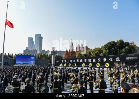 211213 -- NANJING, 13. Dezember 2021 -- China hält seine achte nationale Gedenkfeier für die Opfer des Massakers von Nanjing in der Gedenkhalle der Opfer des Massakers von japanischen Invasoren in Nanjing, der Hauptstadt der ostchinesischen Provinz Jiangsu, am 13. Dezember 2021 ab. CHINA-JIANGSU-NANJING MASSAKER OPFER-NATIONALE GEDENKZEREMONIE CN LIXBO PUBLICATIONXNOTXINXCHN Stockfoto