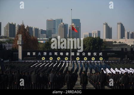 211213 -- NANJING, 13. Dezember 2021 -- China hält seine achte nationale Gedenkfeier für die Opfer des Massakers von Nanjing in der Gedenkhalle der Opfer des Massakers von japanischen Invasoren in Nanjing, der Hauptstadt der ostchinesischen Provinz Jiangsu, am 13. Dezember 2021 ab. CHINA-JIANGSU-NANJING MASSAKER OPFER-NATIONALE GEDENKZEREMONIE CN JIXCHUNPENG PUBLICATIONXNOTXINXCHN Stockfoto