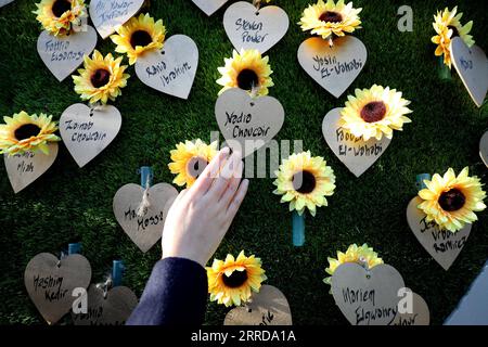 211213 -- LONDON, 13. Dezember 2021 -- Eine Frau berührt einen Namensschild von Nadia Choucair, Nabil Choucairs Schwester, die ihr Leben während des Grenfell Tower-Feuers 2017 in London, Großbritannien, am 10. Dezember 2021 verlor. Der weltweit erschütternde Brand im Grenfell Tower 2017 in London, bei dem mehr als 70 Menschen ums Leben kamen, verschlang Choucairs Hoffnung auf soziale Gerechtigkeit. World Insights: CREES for Survival, Justice -- Übersee-Menschenrechtsumfrage GROSSBRITANNIEN-LONDON-ÜBERSEE-MENSCHENRECHTSUMFRAGE LixYing PUBLICATIONxNOTxINxCHN Stockfoto