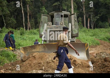 211213 -- BENI, 13. Dezember 2021 -- Soldaten werden auf einer Straßenbaustelle während einer gemeinsamen Militäroperation Ugandas und der Demokratischen Republik Kongo gegen Rebellen der Alliierten Demokratischen Kräfte ADF im Beni-Territorium im Nordosten der DRK am 12. Dezember 2021 gesehen. Am 30. November von der Uganda People s Defence Force UPDF in Zusammenarbeit mit ihren Amtskollegen, den Streitkräften der Demokratischen Republik Kongo FARDC, gestartet, die gemeinsamen Militäroperationen gegen Rebellen der Alliierten Demokratischen Kräfte ADF wecken große Hoffnung im gewaltsamen Nordosten der Demokratischen Partei Stockfoto