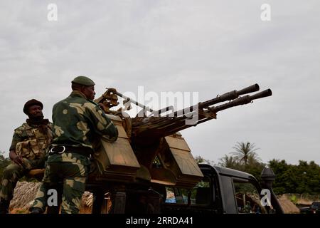 211213 -- BENI, 13. Dezember 2021 -- Soldaten werden auf einem Militärfahrzeug während einer gemeinsamen Militäroperation Ugandas und der Demokratischen Republik Kongo gegen Rebellen der Alliierten Demokratischen Kräfte ADF im Beni-Territorium im Nordosten der DRK am 12. Dezember 2021 gesehen. Die gemeinsamen Militäroperationen gegen Rebellen der ADF, die am 30. November von der Uganda People s Defence Force UPDF in Zusammenarbeit mit ihren Kollegen, den Streitkräften der Demokratischen Republik Kongo FARDC, ins Leben gerufen wurden, wecken große Hoffnung in dem gewaltsamen Nordosten der Demokratischen Republik Kongo. ZUM MITNEHMEN: Feature: DRC-Uganda Joint Stockfoto