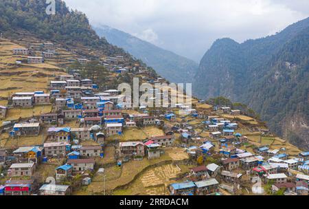 211214 -- LHASA, 14. Dezember 2021 -- Luftaufnahme aufgenommen am 25. November 2021 zeigt Zhentang Township, wo Chodar lebt, im Dinggye County von Xigaze, im Südwesten Chinas autonome Region Tibet. Chodar, 86, war einst ein Sklave, der ein elendes Leben führte. Er floh mit 17 Jahren aus seinem Dorf, weil er die Unterdrückung des Leibeigentümers nicht ertragen konnte. Nach der demokratischen Reform in Tibet im Jahr 1959 haben in seiner Heimatstadt große Veränderungen stattgefunden. Im Alter von 35 Jahren kehrte er in sein Dorf zurück. Nach der demokratischen Reform gibt es keine Unterdrückung mehr durch Sklavenhalter, und wir haben Ackerland für Pflanzen und Rinder Stockfoto