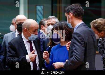211214 -- BRÜSSEL, 14. Dezember 2021 -- französischer Außenminister Jean-Yves Le Drian 1. L, Frontgespräche mit der deutschen Außenministerin Annalena Baerbock vor einem Treffen der EU-Außenminister in Brüssel, Belgien, 13. Dezember 2021. Am Montag fand in Brüssel ein Treffen der EU-Außenminister statt. /Informationsblatt über Xinhua BELGIEN-BRÜSSEL-EU-AUSSENMINISTERTREFFEN EuropeanxUnion PUBLICATIONxNOTxINxCHN Stockfoto