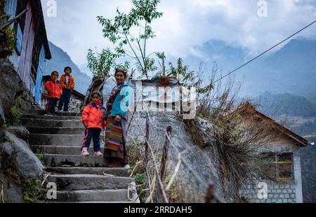 211214 -- LHASA, 14. Dezember 2021 -- Sherpa Eltern holen ihre Kinder nach der Schule in Zhentang Stadt Xigaze, Südwestchinas autonome Region Tibet, 24. November 2021. Tief im Himalaya gelegen, ist eine kleine Stadt namens Zhentang im tibetischen Dinggye County eine der Siedlungen für die Sherpa. Die Grenzstadt hat eine durchschnittliche Höhe von 2.000 Metern. In den letzten Jahren haben in Zhentang große Veränderungen stattgefunden. Eine Reihe von Infrastrukturprojekten wurde in Betrieb genommen. Darüber hinaus konzentriert sich Zhentang auch auf die Entwicklung des grenzüberschreitenden Handels, der Aquakultur, des Tourismus und der Verarbeitungsindustrie Stockfoto