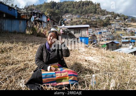 211214 -- LHASA, 14. Dezember 2021 -- Namkha, ein Erbe des immateriellen kulturellen Erbes von Sherpa Singen und Tanzen, singt auf dem Feld in Zhentang Stadt Xigaze, Südwestchina autonome Region Tibet, 27. November 2021. Tief im Himalaya gelegen, ist eine kleine Stadt namens Zhentang im tibetischen Dinggye County eine der Siedlungen für die Sherpa. Die Grenzstadt hat eine durchschnittliche Höhe von 2.000 Metern. In den letzten Jahren haben in Zhentang große Veränderungen stattgefunden. Eine Reihe von Infrastrukturprojekten wurde in Betrieb genommen. Darüber hinaus konzentriert sich Zhentang auch auf die Entwicklung grenzüberschreitender Maßnahmen Stockfoto