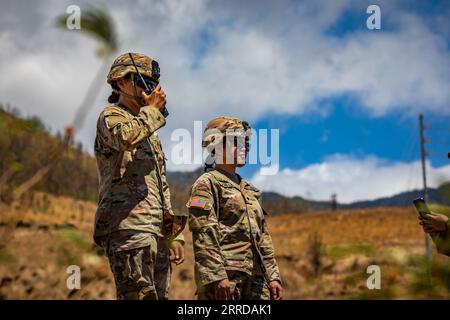 Hawaii, USA. September 2023. Keana Makai-Dacosin, links, ein Motortransportunternehmen und Army-SPC. Janiele L. Bonilla, eine automatisierte Logistikspezialistin, die beide der Joint Task Force 5-0 zugeordnet ist, beobachtet die Berghänge von Lahaina während einer Brandwache in Lahaina, Maui, 1. September 2023. Quelle: U.S. Army/ZUMA Press Wire/ZUMAPRESS.com/Alamy Live News Stockfoto